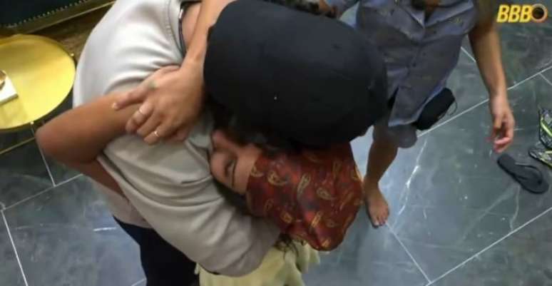 Gabriela &eacute; consolada por Brigido