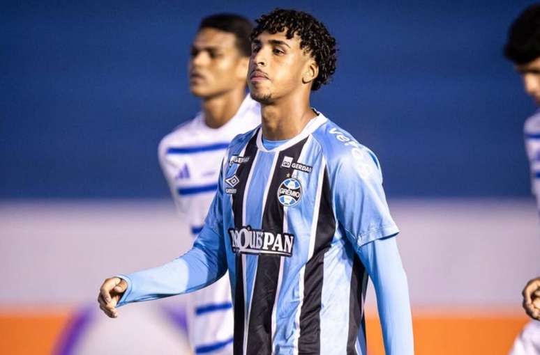 Lateral &eacute; o primeiro jogador do time da Copinha a ser integrado na equipe principal &ndash;