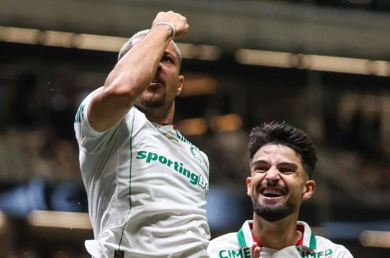 Vitor Roque e Flaco L&oacute;pez, jogadores do Palmeiras, na partida diante do Atl&eacute;tico MG pelo Campeonato Brasileiro 