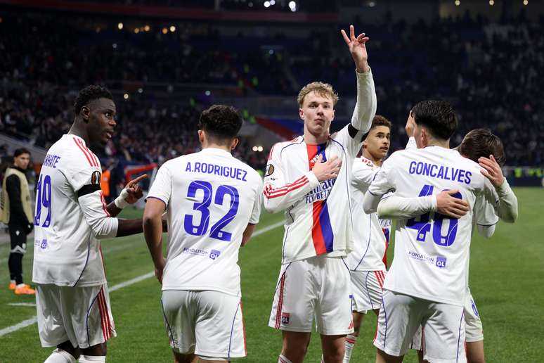 Karabec comemorando um dos gols do Lyon 