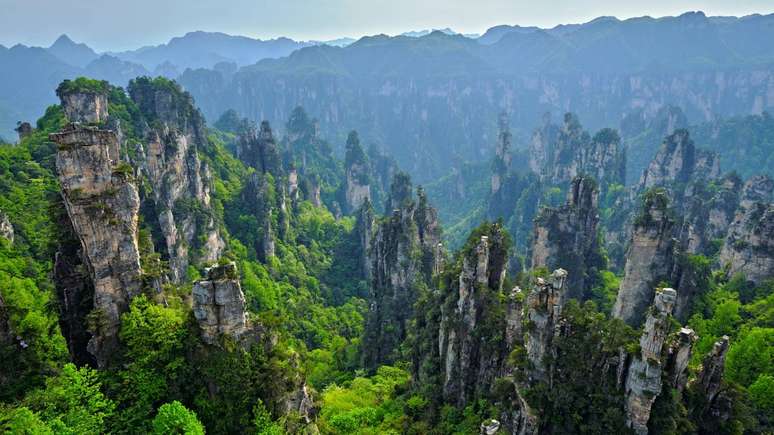 Neblina, pilares de arenito e florestas suspensas: o Parque Nacional Wulingyuan &eacute; Patrim&ocirc;nio Mundial da Unesco &ndash; depositphotos.com / DmitryRukhlenko