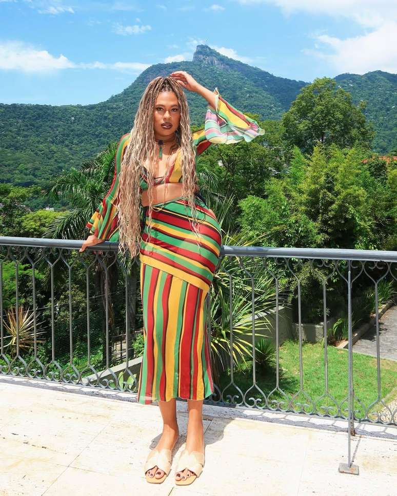 Mulher negra de tran&ccedil;as.