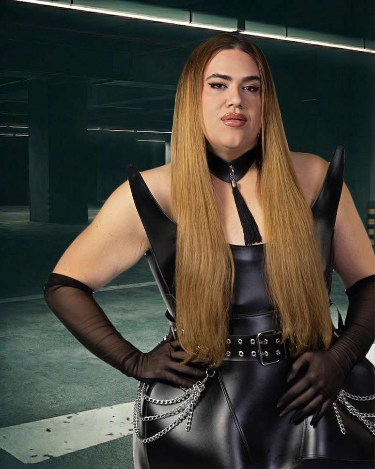 Mulher branca, de cabelo liso.