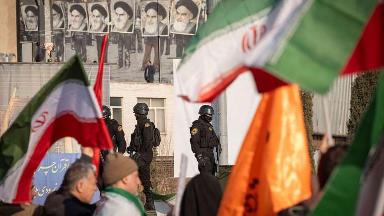 For&ccedil;as especiais da pol&iacute;cia iraniana monitoram um ato pr&oacute;-governo em Teer&atilde; no in&iacute;cio deste m&ecirc;s