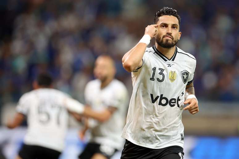 Alex Telles comemorando o empate do Botafogo no Mineir&atilde;o 
