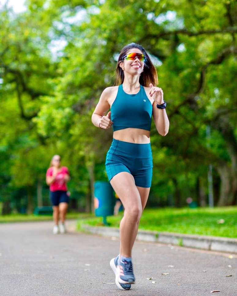 Ap&oacute;s burnout, jornalista transforma rotina pesada ao entrar em coletivo feminino de corrida