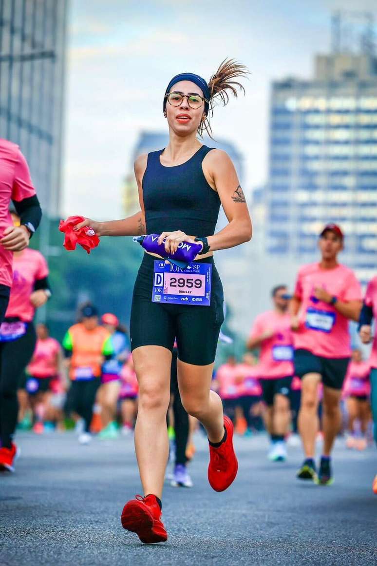 Ap&oacute;s burnout, jornalista transforma rotina pesada ao entrar em coletivo feminino de corrida