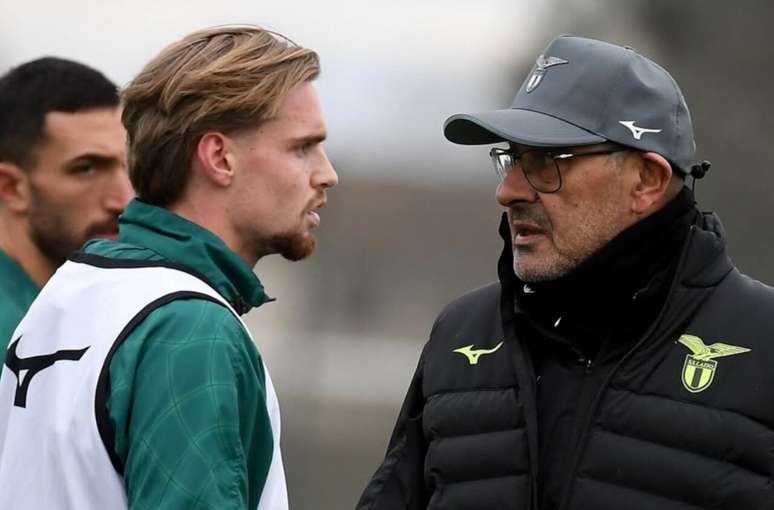 Maurizio Sarri orienta jogadores durante atividade da Lazio &ndash;