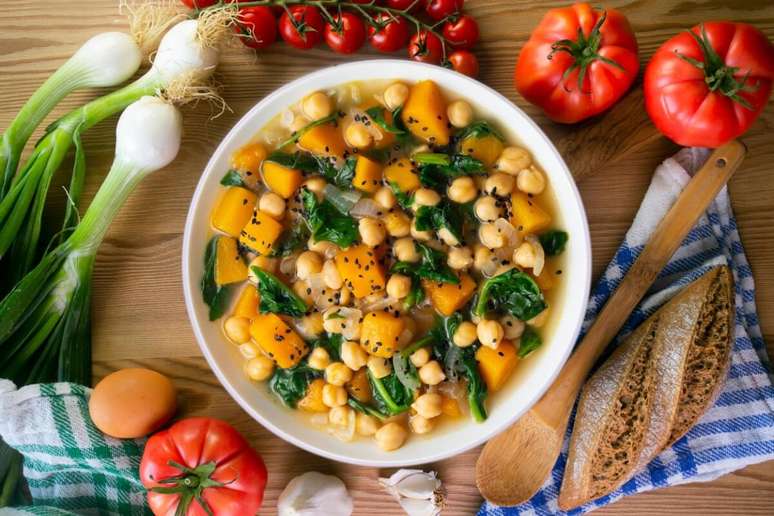 Gr&atilde;o-de-bico ensopado com ab&oacute;bora e espinafre 