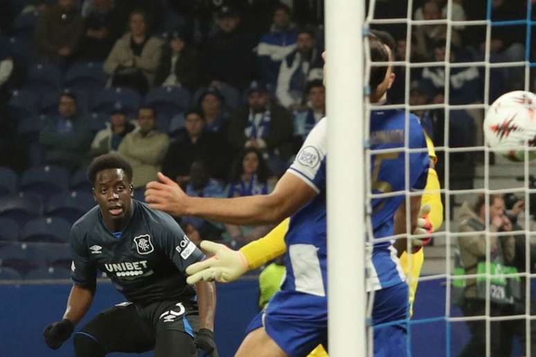 Gassama cabeceia&nbsp; e marca para o Rangers o primeiro gol do jogo. Mas seu time levaria a virada.