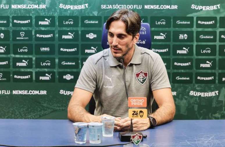 FOTO: LUCAS MER&Ccedil;ON / FLUMINENSE F.C - Legenda: Luis Zubeld&iacute;a comenta vit&oacute;ria sobre o Gr&ecirc;mio pela estreia no Brasileir&atilde;o 2026