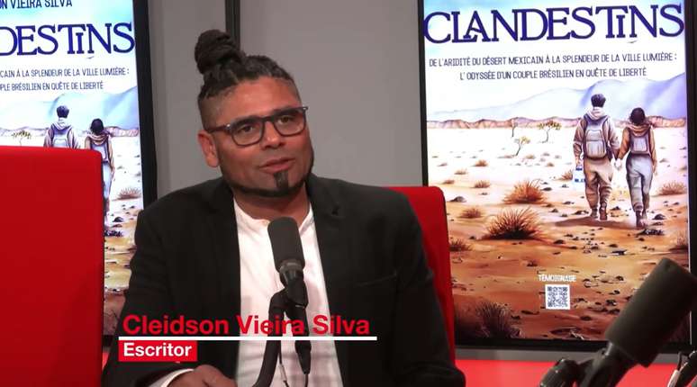 O escritor e podcaster em entrevista no est&uacute;dio da RFI (Radio France Internationale) em Paris