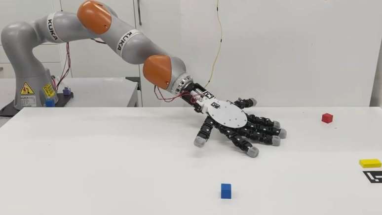 M&atilde;o rob&oacute;tica se solta de bra&ccedil;o e consegue pegar objetos sozinha