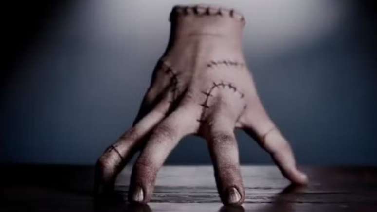 M&atilde;ozinha, personagem da Fam&iacute;lia Addams, tem semelhan&ccedil;as com rob&ocirc;