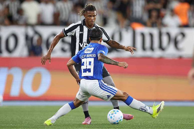 Danilo, destaque do Botafogo na goleada sobre o Cruzeiro, encara a marca&ccedil;&atilde;o de Lucas Romero &ndash;