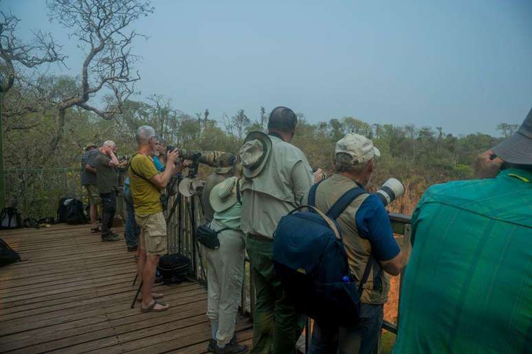 Turistas observam animais no Buraco das Araras, no Pantanal sul-mato-grossense