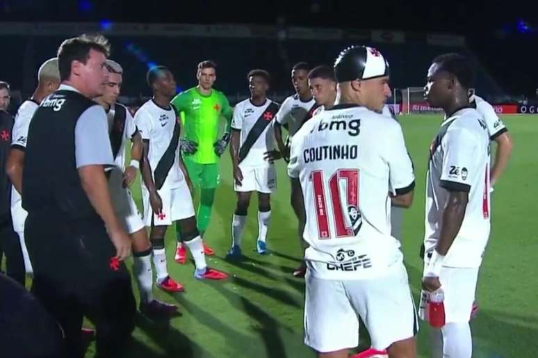 Robert Renan est&aacute; no meio do grupo enquanto o t&eacute;cnico Fernando Diniz cobra &ndash;