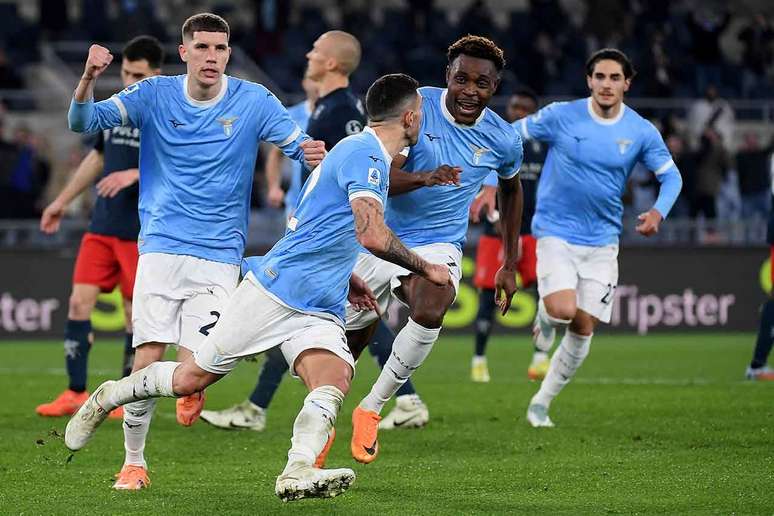 లాజియో ఆటగాళ్ళు డానిలో కాటాల్డి చేసిన గోల్‌ను జరుపుకుంటారు -