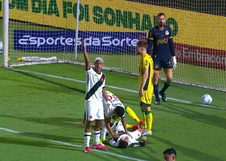 కౌటిన్హో హెడర్‌తో స్కోరింగ్‌ను ప్రారంభించాడు, కానీ తరలింపులో గాయపడ్డాడు -