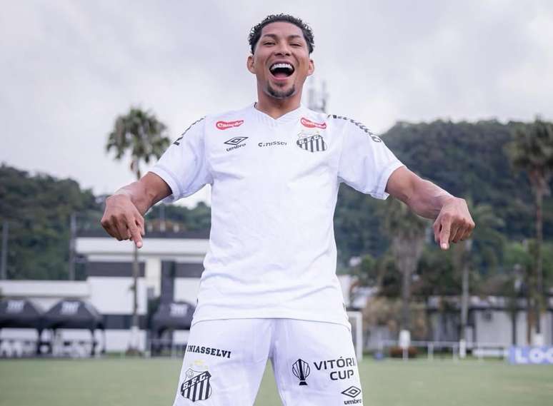 Rony &eacute; apresentado no Santos &ndash;