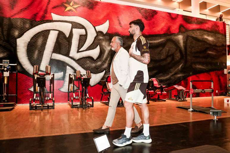 ஃபிளமெங்கோவின் கால்பந்து இயக்குனரான ஜோஸ் போடோவுடன் லூகாஸ் பக்வெட்டா –