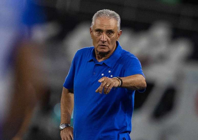 Tite tenta ajustar o Cruzeiro em campo na derrota para o Botafogo.