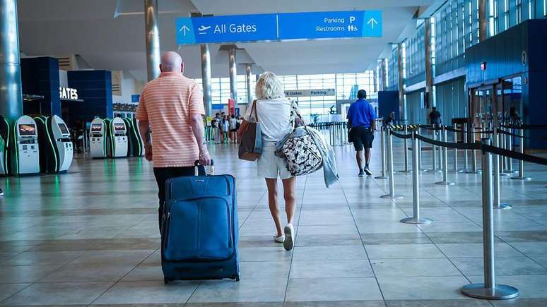 A queda do d&oacute;lar significa que os americanos que viajarem para o exterior ver&atilde;o seu dinheiro comprar menos