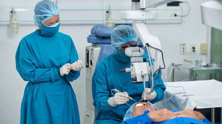 O p&oacute;s-operat&oacute;rio imediato da cirurgia de catarata costuma ser marcado por vis&atilde;o emba&ccedil;ada nas primeiras horas ou dias, sensa&ccedil;&atilde;o de corpo estranho leve e maior sensibilidade &agrave; luz &ndash; depositphotos.com / DragonImages