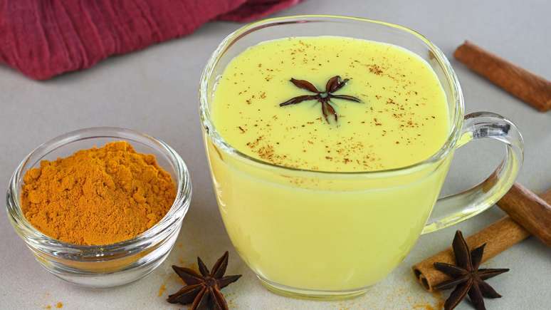 O leite dourado (golden milk), bebida indiana ancestral, combina c&uacute;rcuma, leite e pimenta-do-reino. Estudos de McClements indicam que a curcumina permanece est&aacute;vel no leite de vaca por pelo menos duas semanas sob refrigera&ccedil;&atilde;o