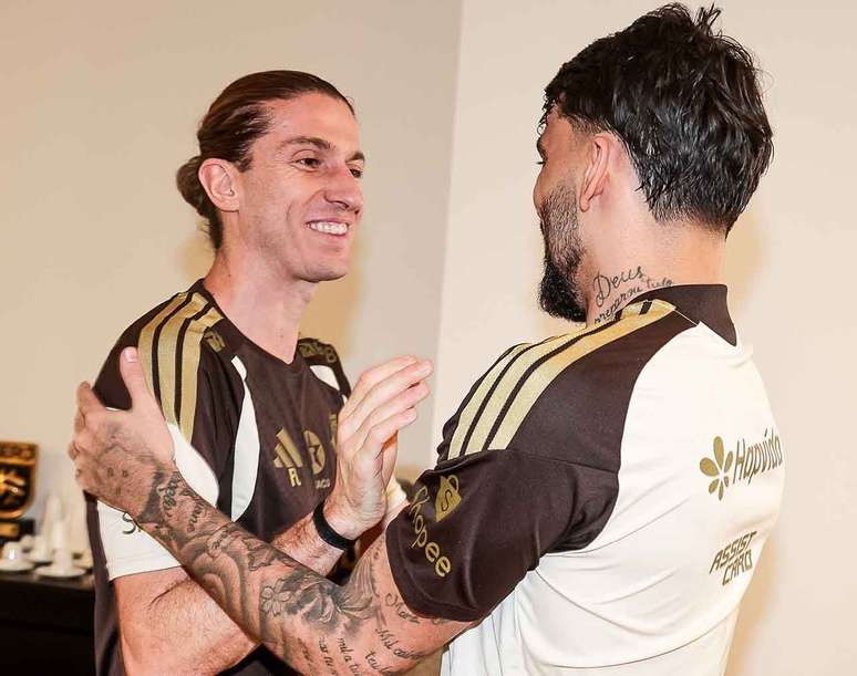 Filipe Lu&iacute;s cumprimenta Lucas Paquet&aacute;, refor&ccedil;o do Flamengo &ndash;