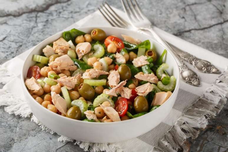 Salada de gr&atilde;o-de-bico com atum, pepino e azeitona 