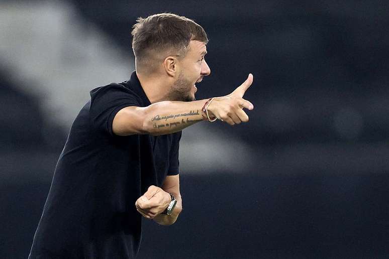 Anselmi n&atilde;o descansa um minuto &agrave; beira do campo &ndash;