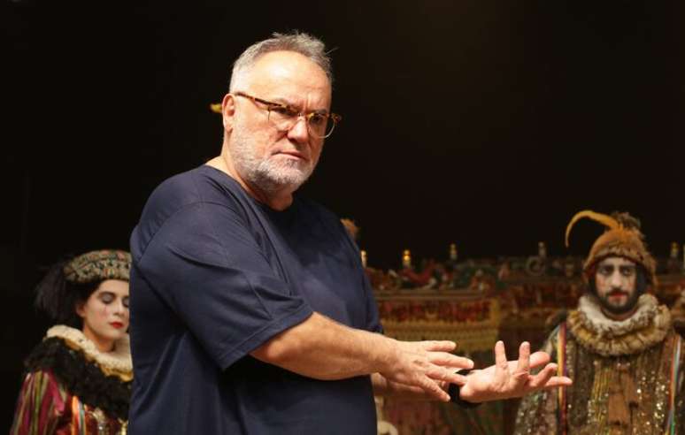 గాబ్రియేల్ విల్లెలా 'మెడియా' యొక్క కొత్త నిర్మాణంలో ప్రపంచం యొక్క ఆశ్చర్యాన్ని కళగా మార్చాడు