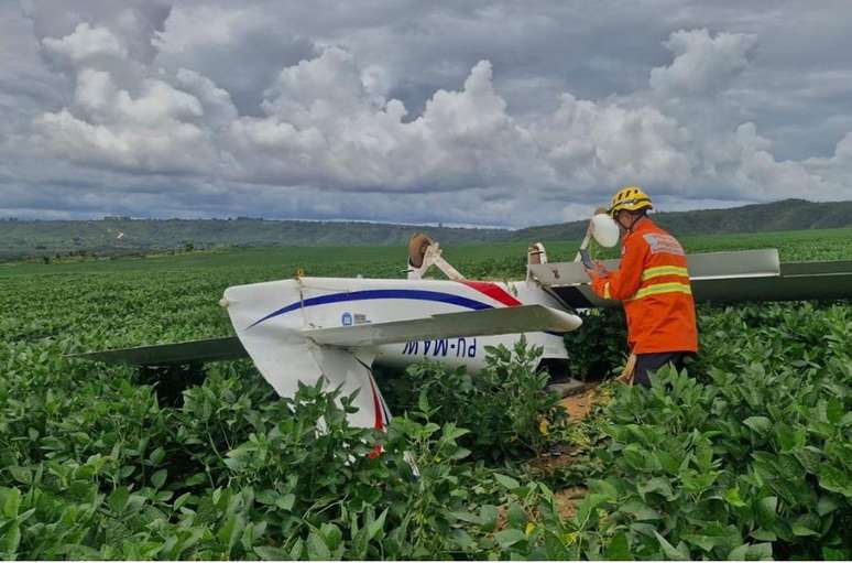 Avi&atilde;o ficou de ponta cabe&ccedil;a ap&oacute;s o acidente em lavoura no DF