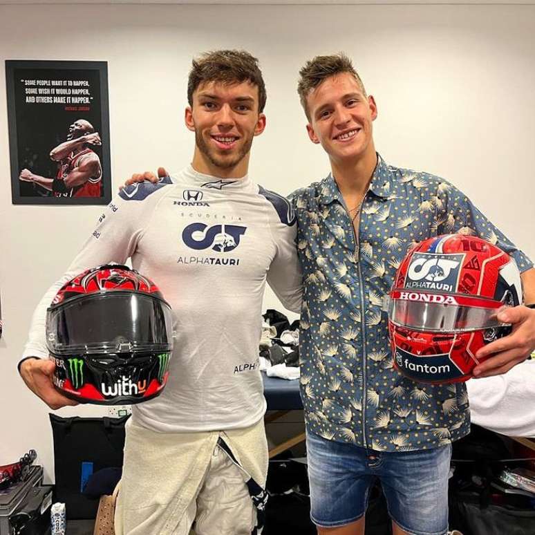 Pierre Gasly e Fabio Quartararo durante visita do piloto da F&oacute;rmula 1 ao paddock da MotoGP; franc&ecirc;s agora integra o grupo de investidores da Tech3.