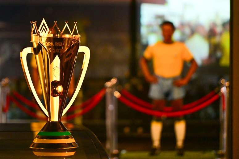 Trof&eacute;u da Supercopa, que ser&aacute; disputada entre Flamengo e Corinthians