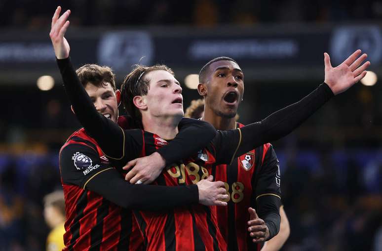 Rayan comemora o gol ao lado de Alex Scott &ndash;