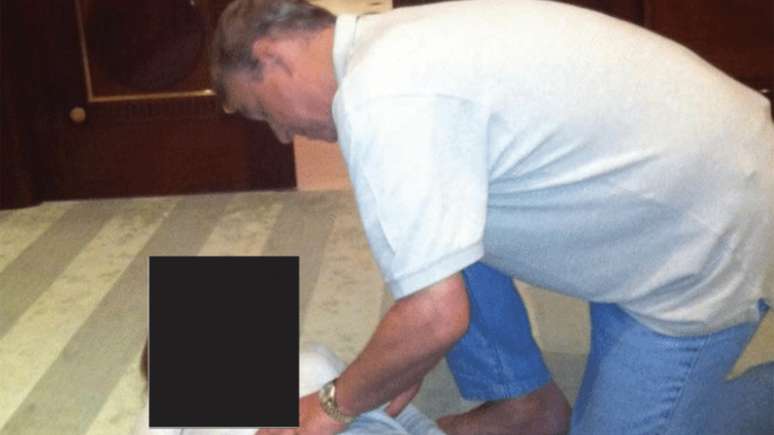 A mulher n&atilde;o identificada aparece completamente vestida nas imagens