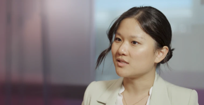 Tradi&ccedil;&atilde;o de antropomorfizar IA continua at&eacute; hoje, diz a jornalista Karen Hao, autora do livro Empire of AI