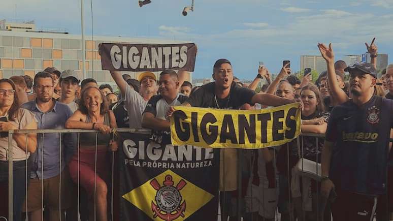 Torcedores do Corinthians fizeram festa em frente ao hotel onde a delega&ccedil;&atilde;o alvinegra est&aacute; hospedada em Bras&iacute;lia.