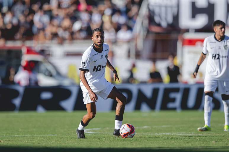Alexsander se machucou no primeiro tempo e foi substitu&iacute;do. 