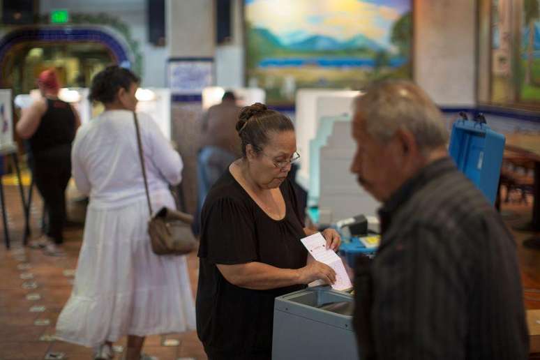 Latinos votam em uma se&ccedil;&atilde;o eleitoral em Los Angeles em 2024