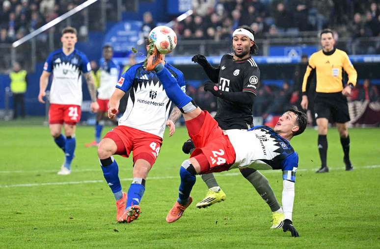 Nicolas Capaldo, do Hamburgo, arrisca bicicleta na partida contra o Bayern &ndash;