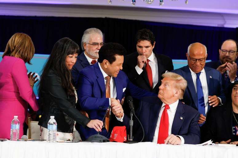 Trump em uma c&uacute;pula latina realizada em seu clube de golfe na Fl&oacute;rida, dias antes da elei&ccedil;&atilde;o de 2024