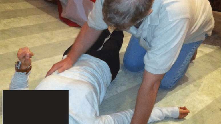 Em uma das imagens, a m&atilde;o da mulher est&aacute; levantada enquanto Andrew toca a lateral do seu corpo