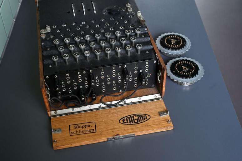 Uma m&aacute;quina de criptografia Enigma modelo I &eacute; vista em Bletchley Park, perto de Milton Keynes, ao norte de Londres, em 26 de outubro de 2023