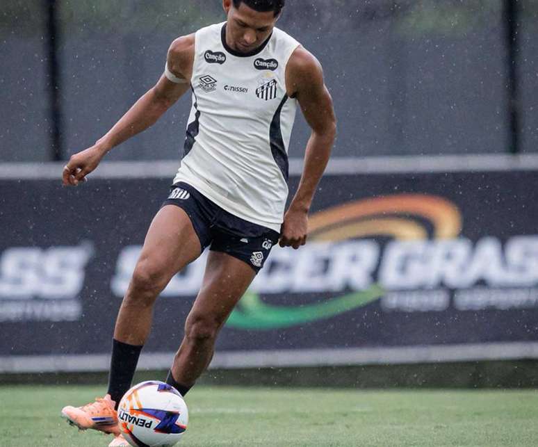 Rony treinou junto com os companheiros no CT Rei Pel&eacute; &ndash;