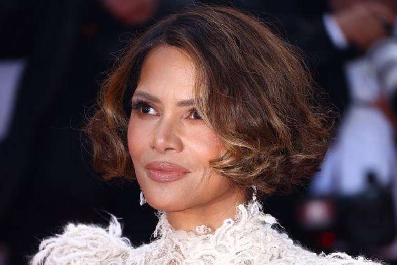 Estrelas de Hollywood, incluindo a atriz Halle Berry, falaram sobre suas pr&oacute;prias experi&ecirc;ncias com a menopausa e seu impacto