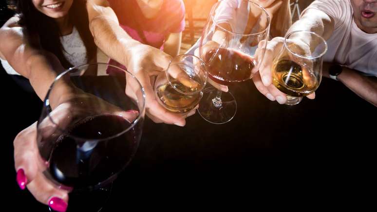 Estudos que avaliam o impacto de vinho e cerveja na sa&uacute;de descrevem diferen&ccedil;as marcantes entre quem bebe pequenas quantidades distribu&iacute;das ao longo da semana e quem concentra grandes doses em poucos dias, pr&aacute;tica conhecida como consumo epis&oacute;dico pesado &ndash; depositphotos.com / Romaset