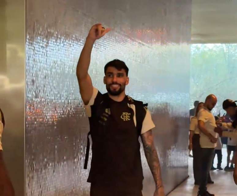 Paquet&aacute; acena para os torcedores &ndash;